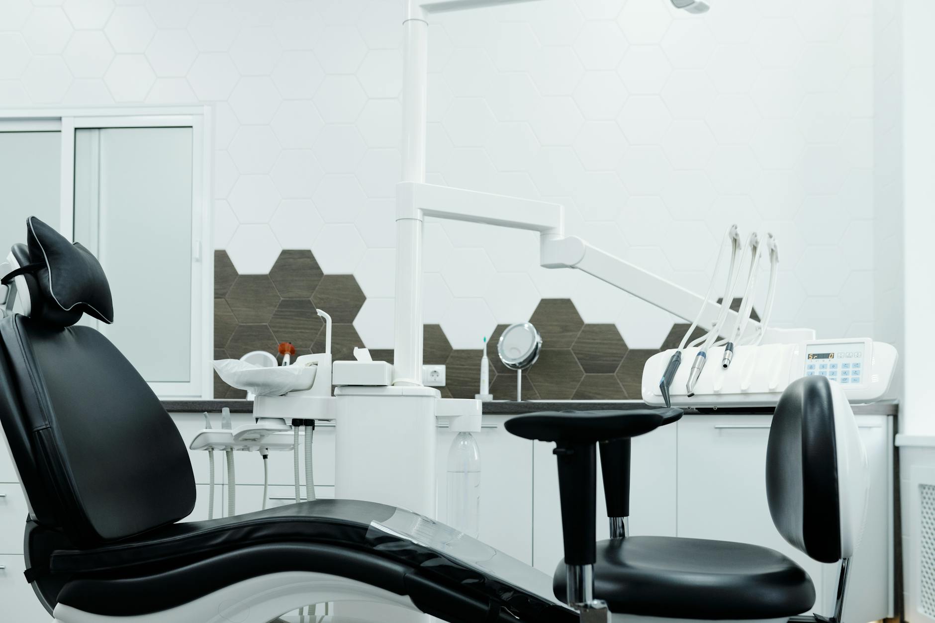 Moderner Behandlungsraum in der Zahnarztpraxis Dr. Weber